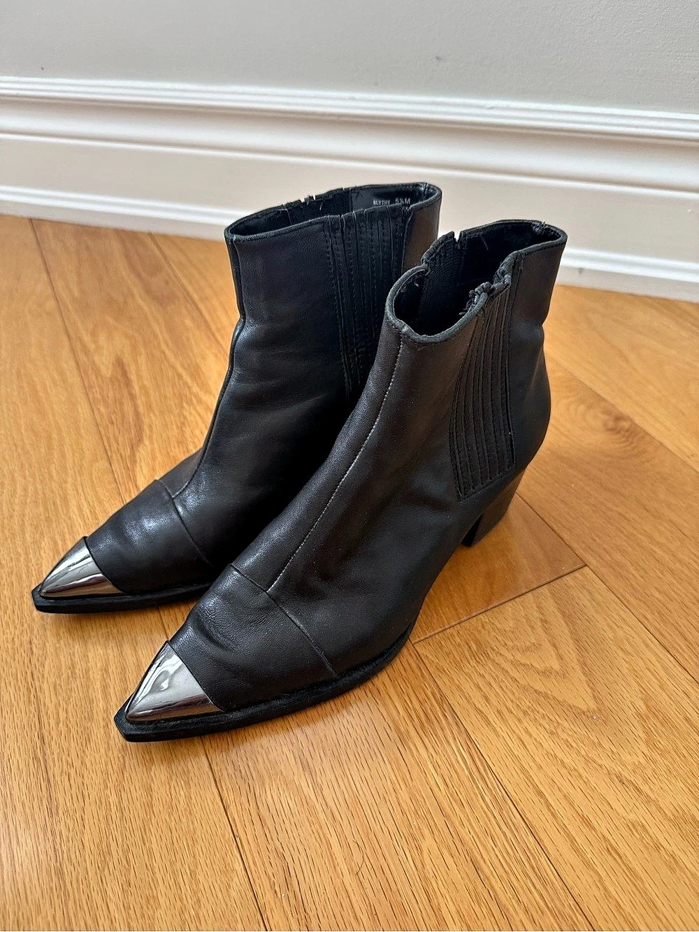 Halston Pointed Metal-Toe Low-Heeled Boots in Black US 5.5 M